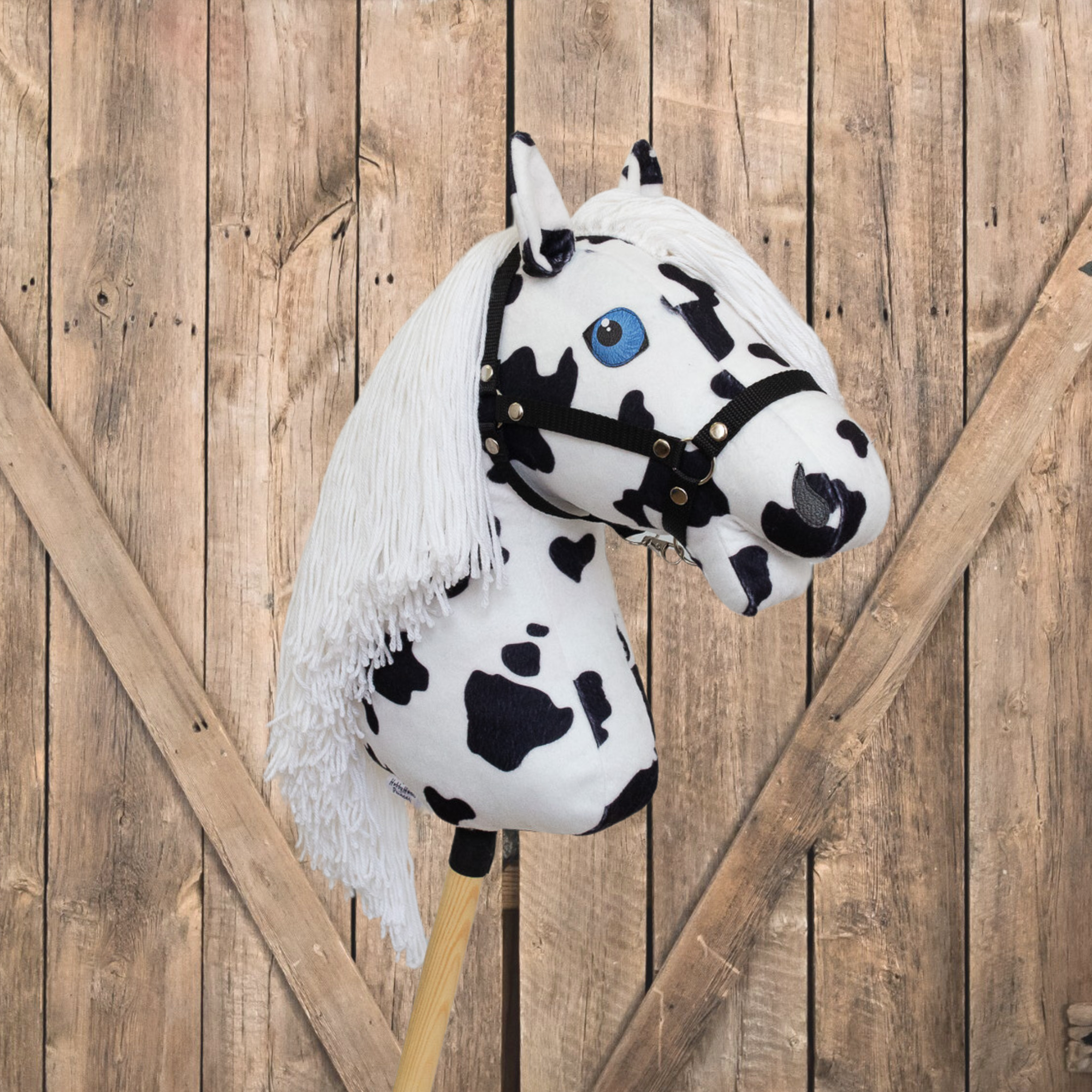 strakatý bílo černý hobby horse s bílou hřívou