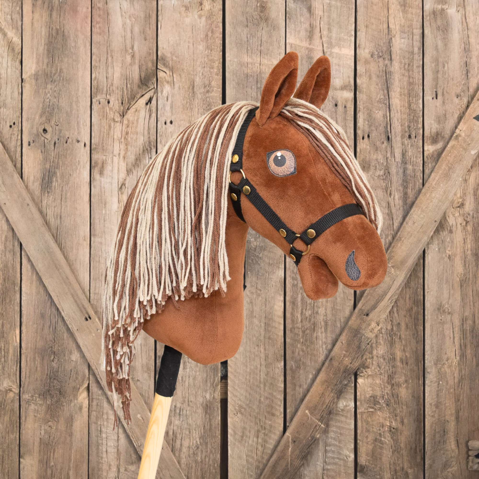 hobby horse hnědý se strakatou hřívou