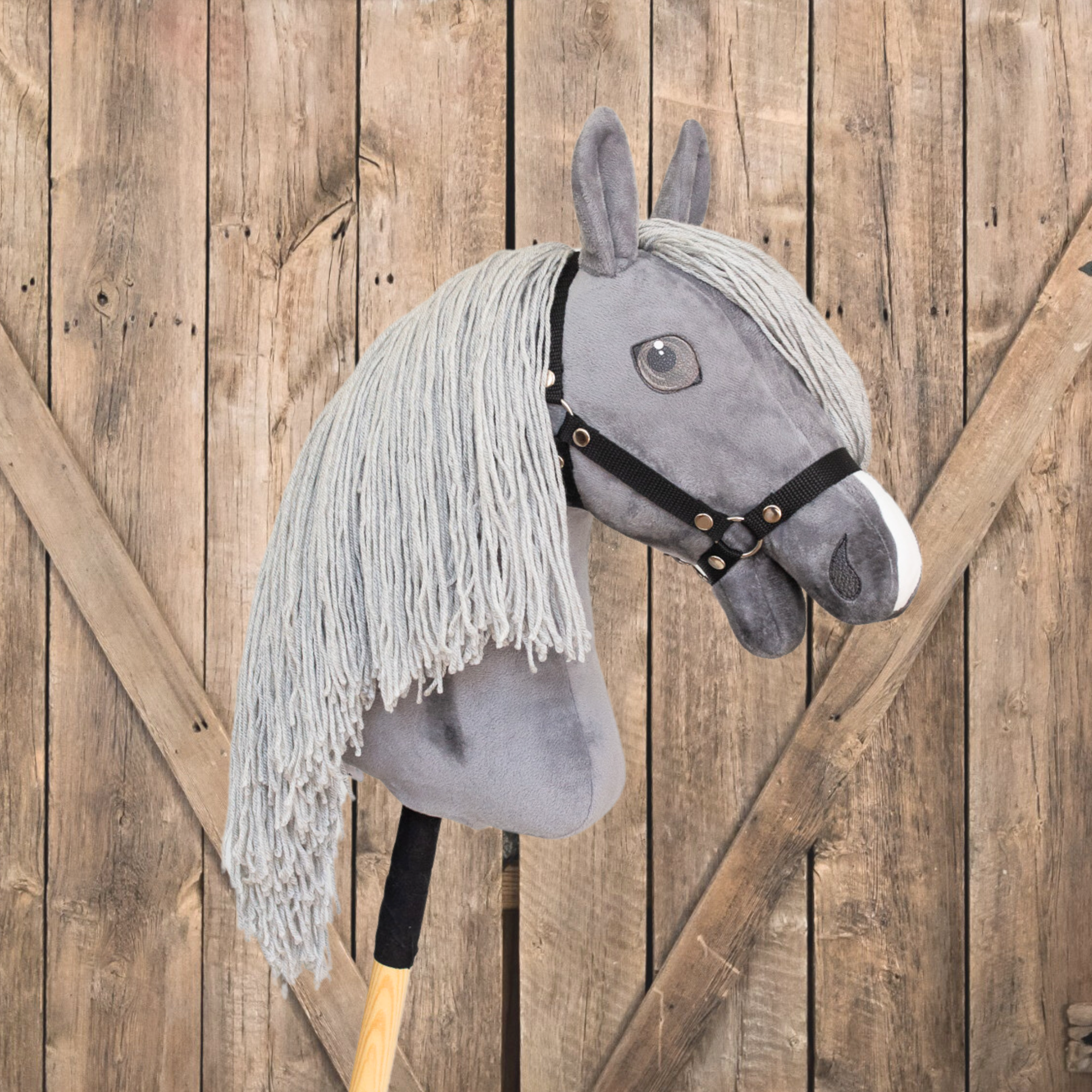 šedý hobby horse se stříbrnou hřívou