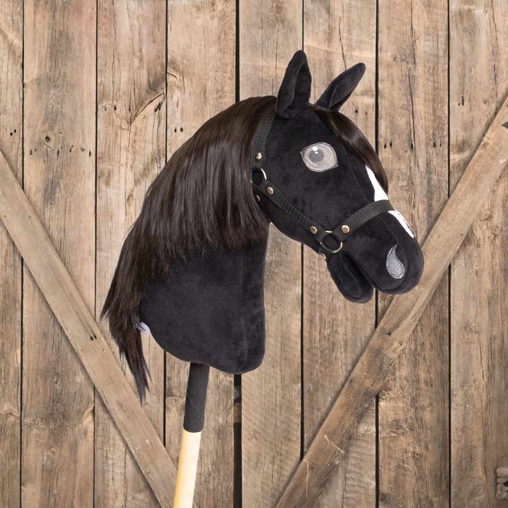 černý hobby horse s ohlávkou