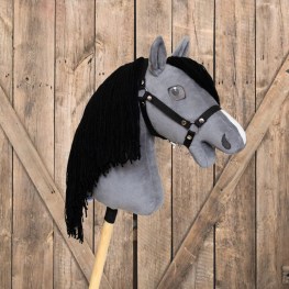 hobbyhorse_sedy_s_ohlavkou_porto